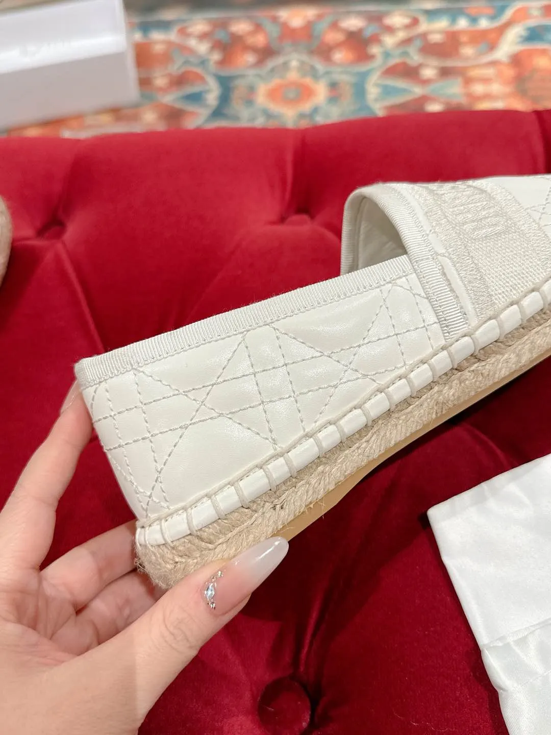 👟👟Ex-factory price 460👟👟 Dior DIOR's new popular early spring fisherman shoes 🆕 Simple, elegant and fashionable, timeless and timeless, it is a classic that will never fade away in the fashion circle, retro fisherman shoes. Original hand-woven surface, electric embroidery technology! Specific cloth surface and rubber outsole. Code number: 35-39 (40.41 customized, non-refundable)